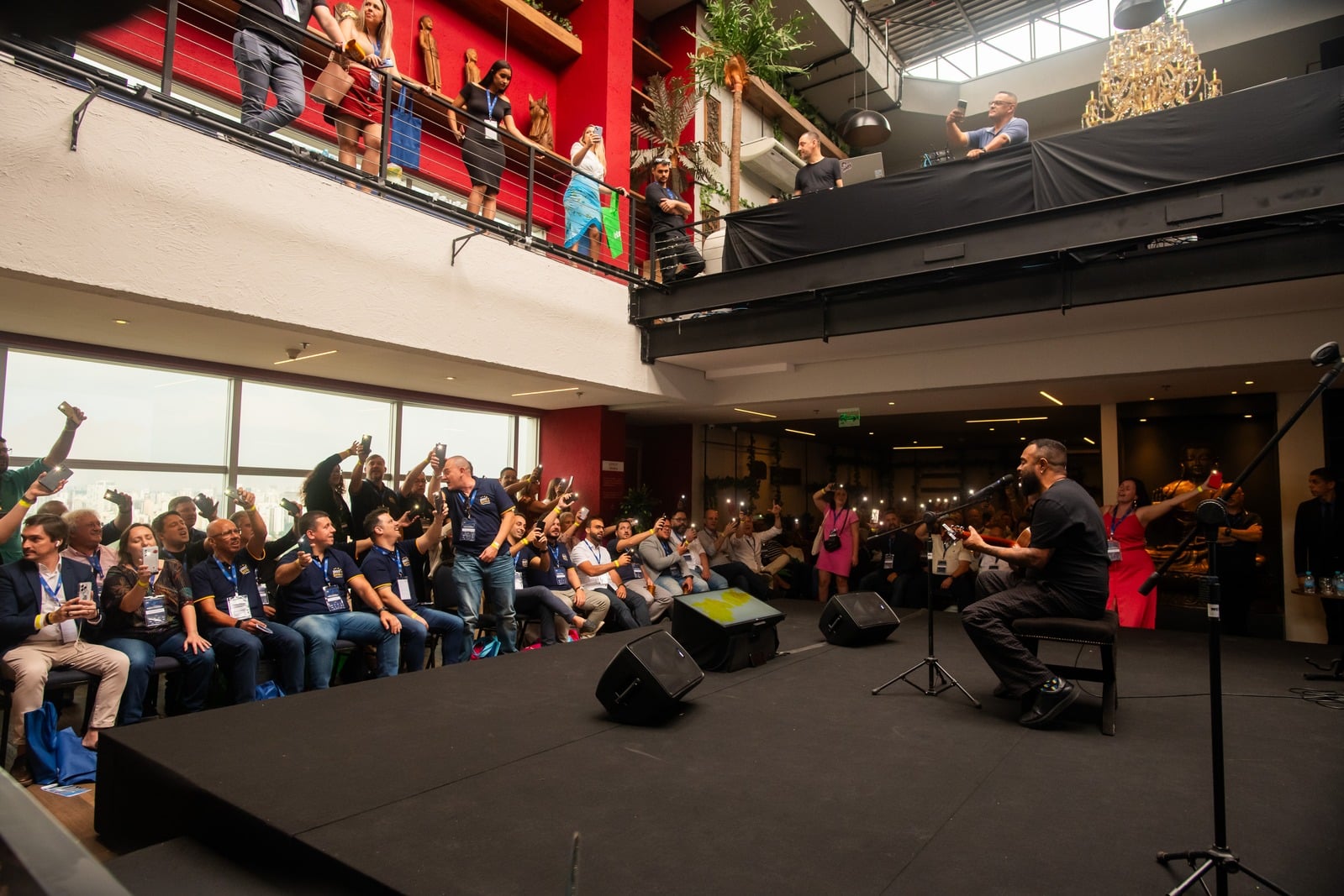 Público acompanhando uma apresentação no palco do Rooftop Berrini